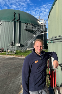 Landwirt Henning Varnholt aus dem Kreis Soest an seiner Biogasanlage.