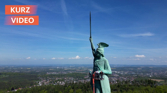 Hermansdenkmal wird mit Kran inspiziert