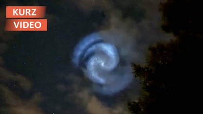 Blaue Spirale am Nachthimmel über Teilen von Deutschland