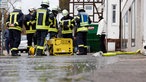 Beverungen: Feuerwehrleute stehen vor einem Haus, aus dem Wasser gepumpt wird. 