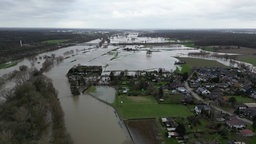 Die Lippe ist in Hünxe-Krudenburg weit über die Ufer getreten.