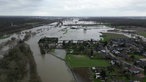 Die Lippe ist in Hünxe-Krudenburg weit über die Ufer getreten.