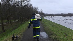 Feuerwehr, THW und DLRG sichern am 23.12.2023 den Ruhrdeich in Oberhausen