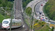 Ein ICE der Deutschen Bahn fährt auf der Hochgeschwindigkeitsstrecke zwischen Köln und Frankfurt am Main neben der A3