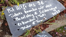 Ein beschriftetes Schild am Moselsteig