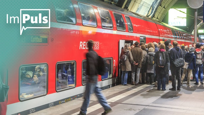 Menschen wollen in eine Regional-Bahn einsteigen