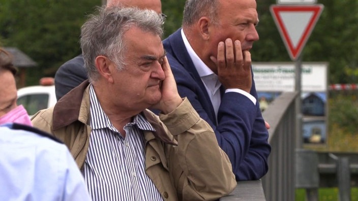 Innenminister Herbert Reul greift sich mit der Hand ans Gesicht