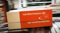 Ein Paket von Neckermann.de auf einem Lieferband