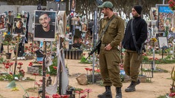 Israelische Soldaten an einer Gedenkstätte für israelische Geiseln der Hamas