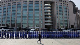 Ein Mann läuft entlang einer Polizeiblockade vor dem Istanbul Justice Palace am Tag der Verhaftung von Ekrem Imamoglu