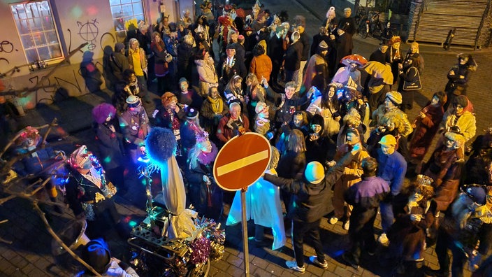 Jeckinnen und Jecken feiern am Sonntagabend in der Kölner Südstadt.