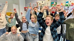 Jubel über einen der Schulpreise bei der Klasse 6 des Pius Gymnasiums Coesfeld 