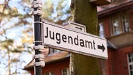 Symbolbild: Hinweisschild mit der Aufschrift "Jugendamt"