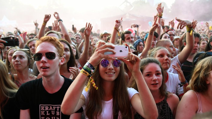 Dortmund: Fans der Band Kraftklub verfolgen den Auftritt beim Elektro- und Hip-Hop-Festival Juicy Beats.