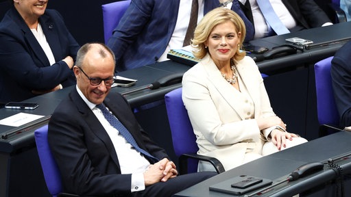 Julia Klöckner von der CDU im Bundestag neben Friedrich Merz am 25. März 2025 