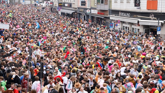 Weiberfastnacht im Zülpicher Viertel in Köln