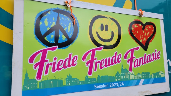 "Friede Freude Fantasie" steht auf einem Karnevals-Wagen in Mönchengladbach