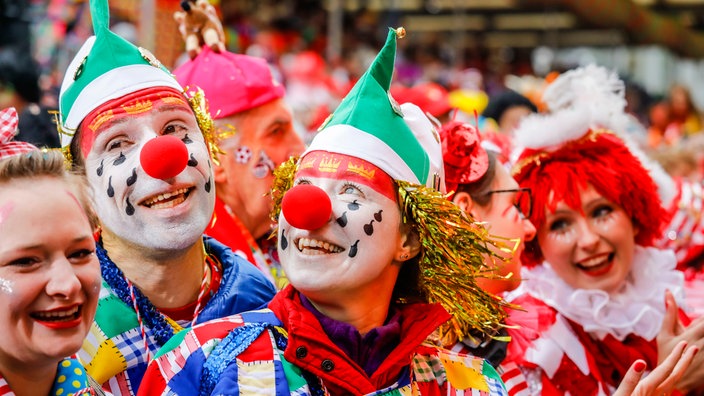 Bunt kostümierte Karnevalisten feiern Karneval in Köln