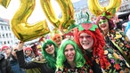 Kostümierte Jecken feiern Karneval