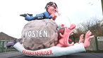 Mottowagen zu Bundesgesundheitsminister Lauterbach, Kosten und Krankenhäusern wird zum Rosenmontagszug gefahren.