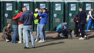 Gruppe von jungen Menschen vor Dixi-Klos 