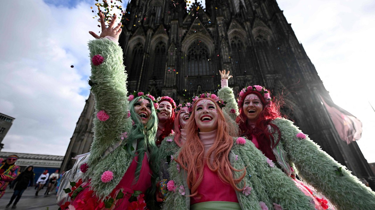 Karneval Gruppe vorm Kölner Dom