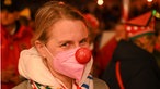 Kostümierte Feiernde mit FFP2-Maske an Karneval in Köln.