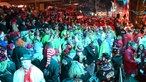 Mehrere kostümierte Feiernde an Karneval in Köln.