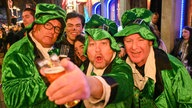 Feiernde in Kostümen in Köln an Karneval.