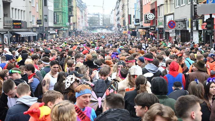 Zülpicher Straße an Weiberfastnacht in Köln