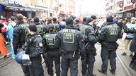 Zülpicher Straße an Weiberfastnacht in Köln