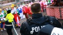 Polizist beim Straßenkarneval in Köln 