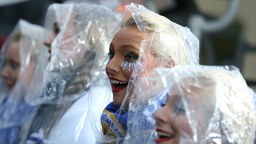 Karnevalisten feiern Rosenmontag am 08.02.2016 in Köln (Nordrhein-Westfalen) im Regen.