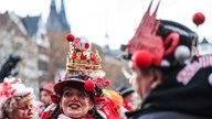 Der Heumarkt in Köln füllt sich mit Jecken