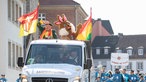 Karnevalsparade in Paderborn mit Hasen-Maskottchen.