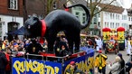 Das Bild zeigt den Kater "Rumskedi" als Karnevalswagen. Der schwarze Kater mit dem Buckel ist die Symbolfigur des Beckumer Karneval.