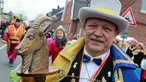 Ein Mann mit hölzernen Ziegenkopf auf dem Karnevalsumzug Ziegenbockmontag (ZiBoMo) in Münster-Wolbeck.