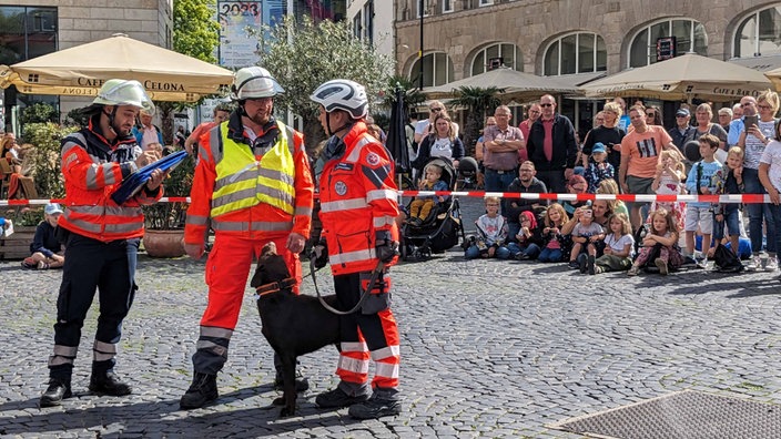 Hundeführer und Feuerwehr besprechen den Übungseinsatz 