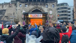 Zusammenkunft bei der Aktion One Billion Rising - "Keine Gewalt gegen Frauen"