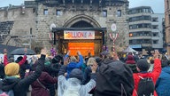 Zusammenkunft bei der Aktion One Billion Rising - "Keine Gewalt gegen Frauen"