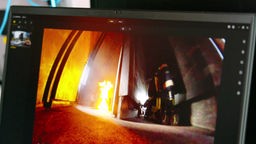 Drohnenbilder von einem Brand auf einem Monitor