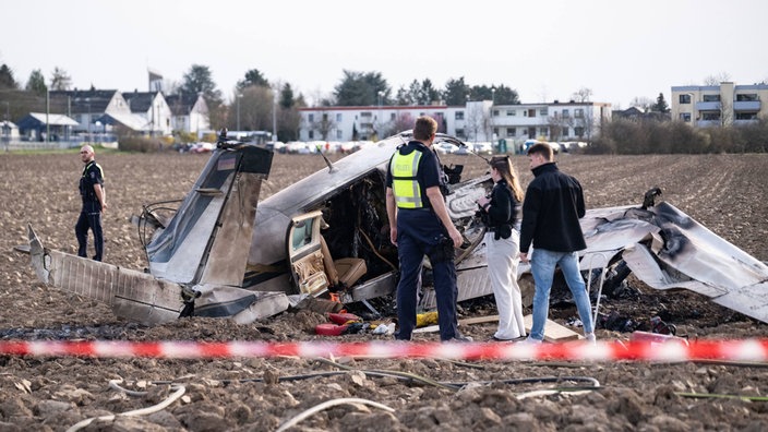 Kleinflugzeug stürzt bei Bonn auf Feld