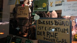 Aus Protest gegen die Haltung der Grünen zur Räumung des Dorfes Lützerath besetzten rund 30 Aktivisten das Büro