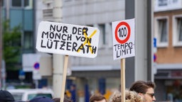 Ein Plakat mit der Aufschrift: NUR DER MÖNCH VON LÜTZERATH