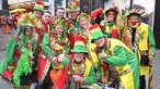 Eine Gruppe mit aufwendigen Kostümen in der Kölner Altstadt