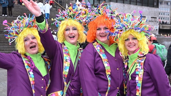 Bunte Frauengruppe vor dem Kölner Dom