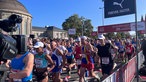 Die Läufer und Läuferinnen starten beim Generali Marathon in der Kölner Innenstadt.