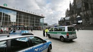 Blick über den Bahnhofsvorplatz auf die Eingangsfassade des Kölner Hauptbahnhofs