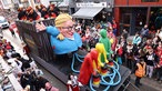  Ein Motivwagen "Es ist was faul im Staate", der die AfD in Gestalt von Alice Weidel und die Ampelmännchen zeigen soll, fährt im Rosenmontagsumzug mit.