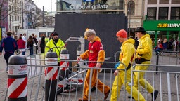 Verkleidete Menschen feiern am Chlodwigplatz